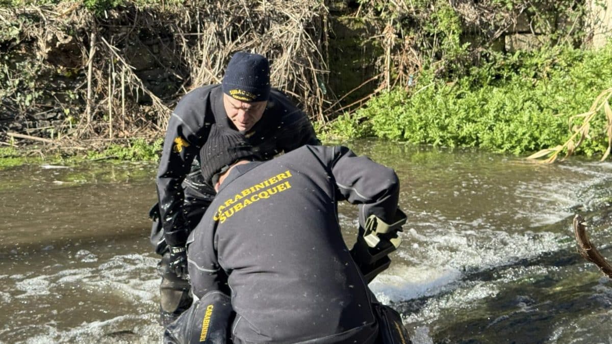I militari del Nucleo Carabinieri Subacquei di Roma alla ricerca dell’arma del delitto