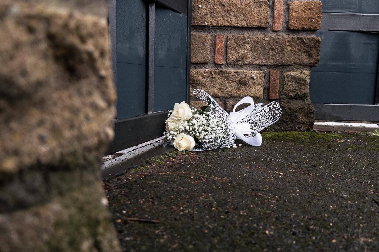 Un mazzo di rose davanti alla villetta dei genitori di Carlomagno, foto di Gabriel Bernard.