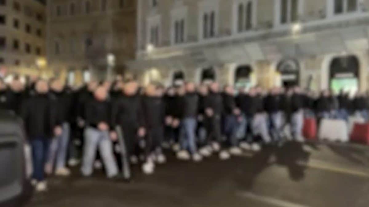 Tifosi tedeschi sfilano al centro di Roma