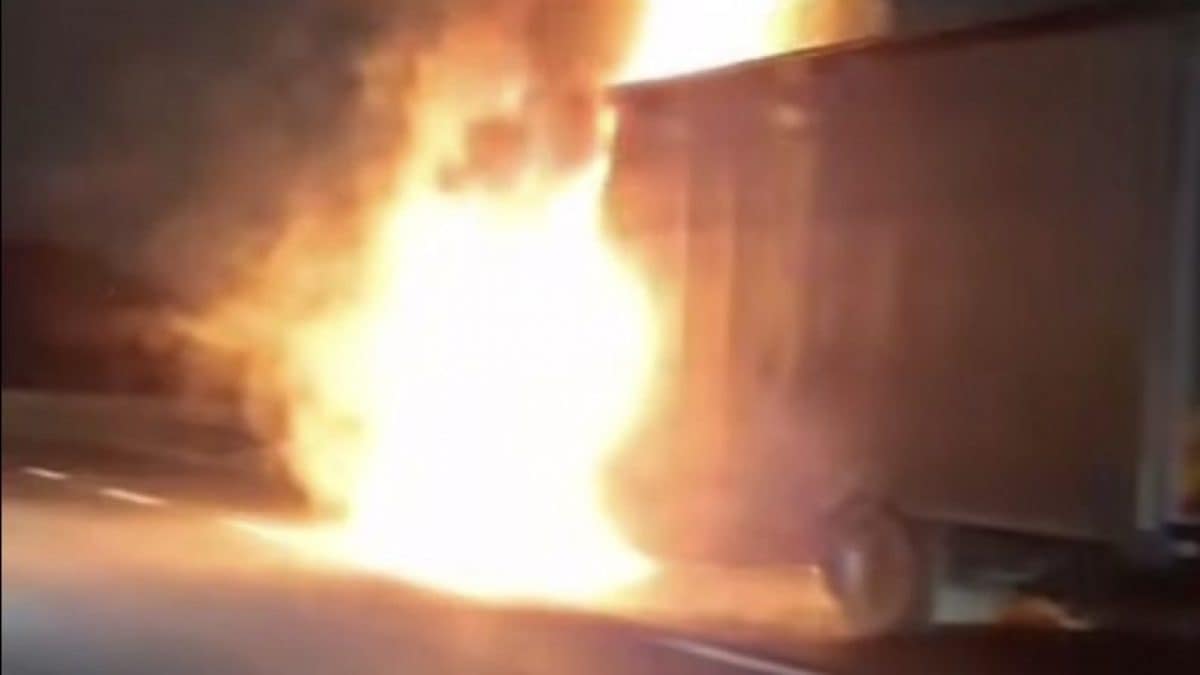 Il tir in fiamme sulla via Pontina questa mattina. Foto dalla pagina Facebook Via Pontina S.S.148.