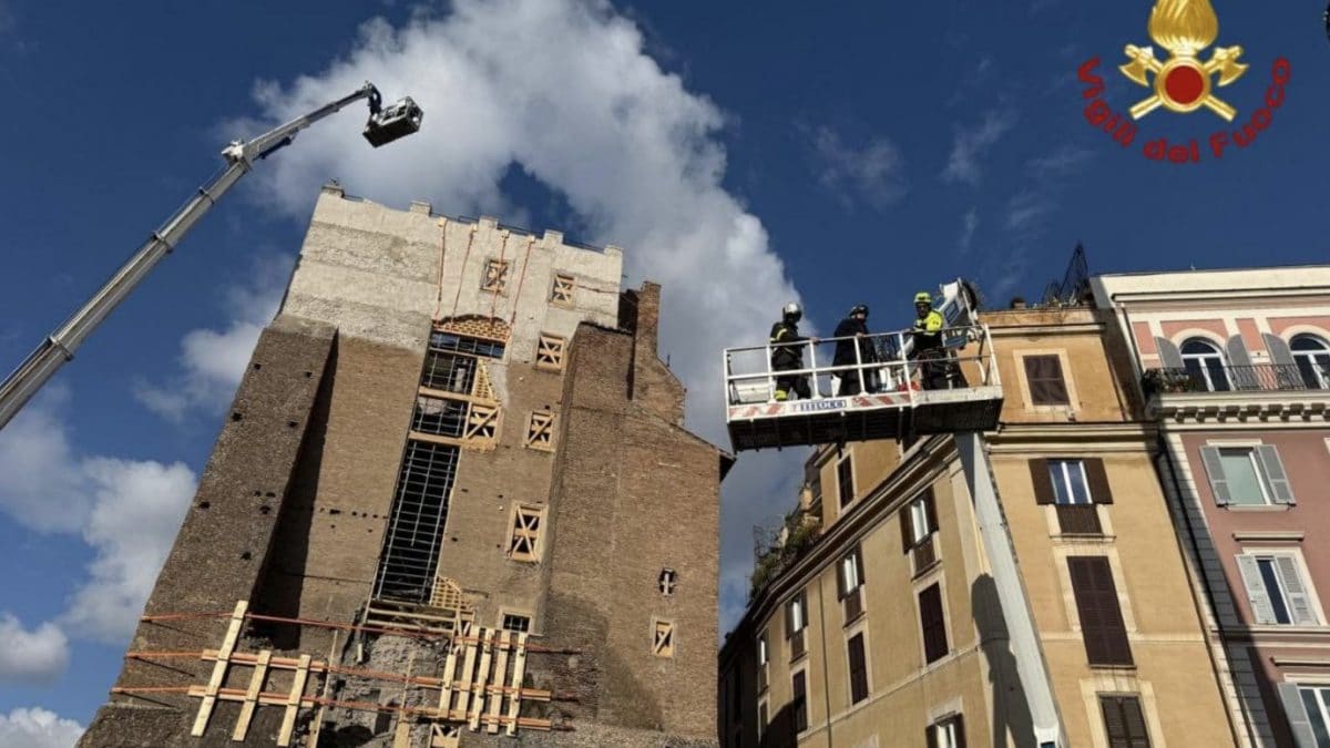 Il sopralluogo di ieri alla Torre dei Conti con il prefetto Giannini e i vigili del fuoco