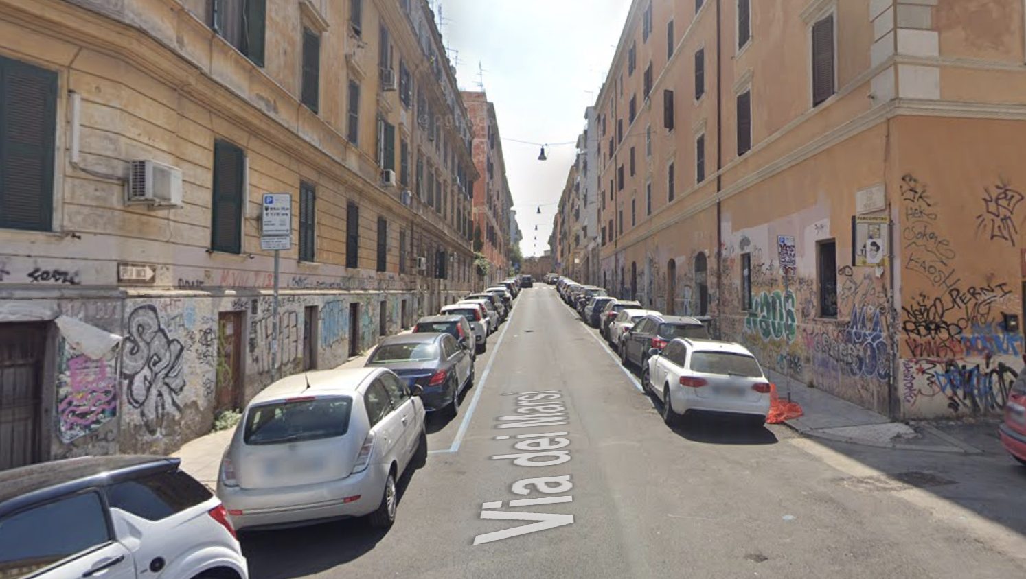 Un giaciglio non vale una bottiglia incendiaria: la drammatica lite tra clochard che ha acceso la polemica.