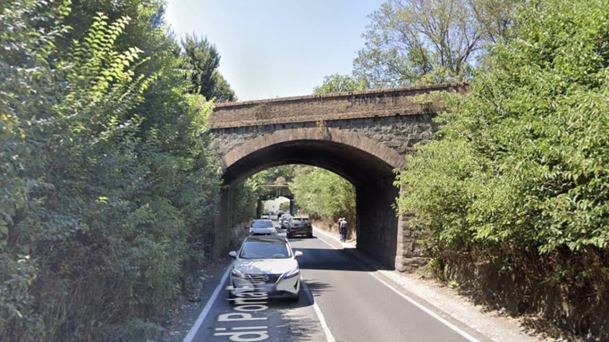 Il ponte di via del Mandrione che attraversa via di Porta Furba a Roma (Foto da Google Maps)