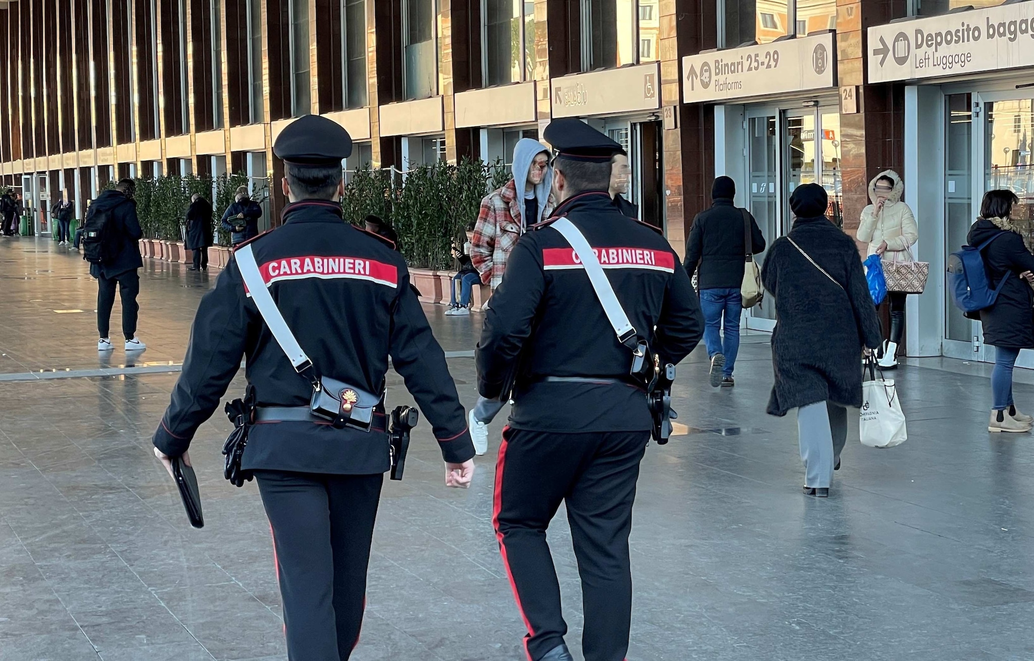 I carabinieri nella zona della stazione Termini durante i controlli.