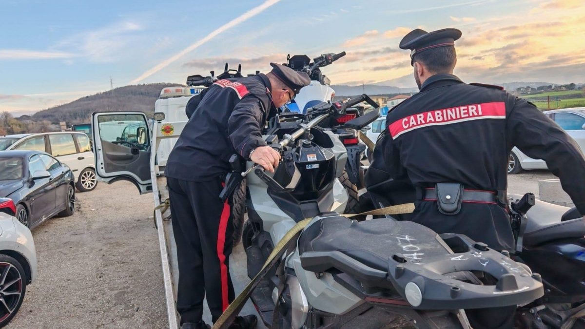 I carabinieri una volta arrivati al deposito di moto rubate.