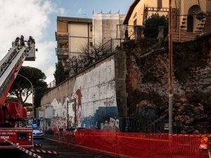 Crollo improvviso a Montesacro: frana nel dehors di un ristorante, allarme sicurezza