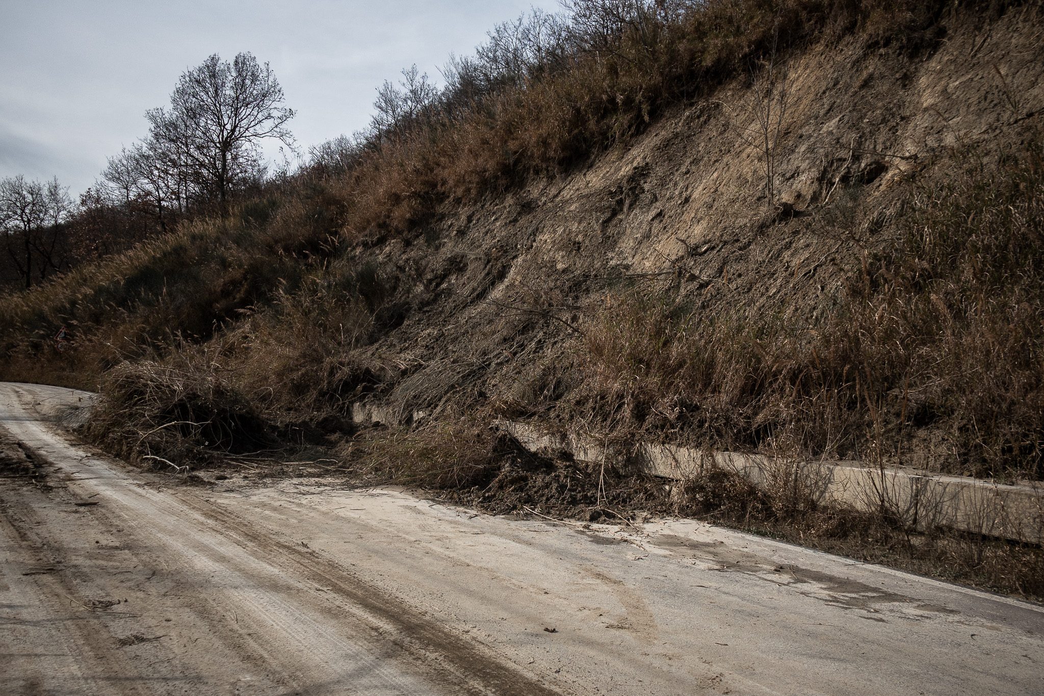 La frana sulla strada provinciale valle del Tevere