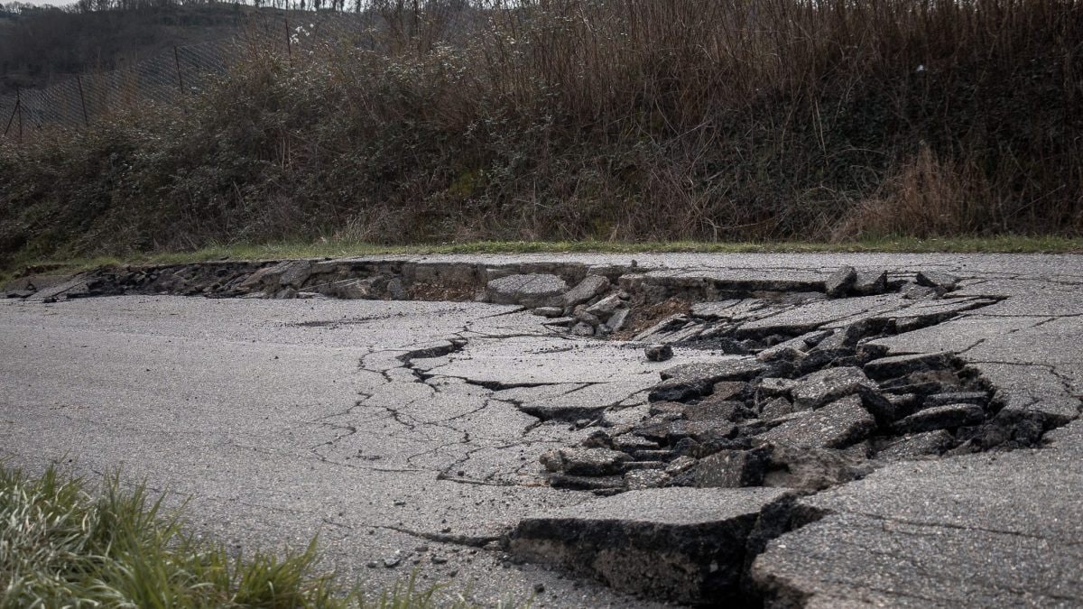 Lo smottamento sulla strada che porta a Sant’Angelo da Grotte Santo Stefano