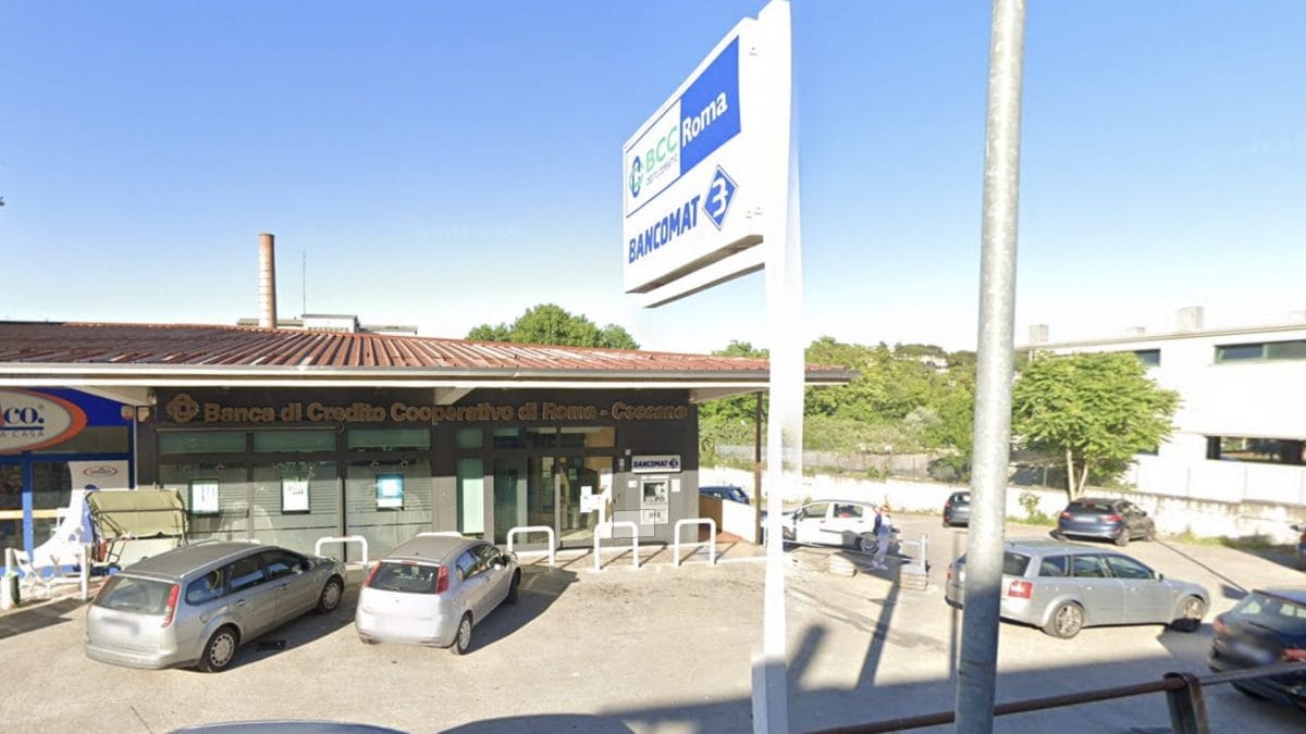 La Banca di Ceccano, dove sono stati fatti esplodere i bancomat. Foto da Google Maps.