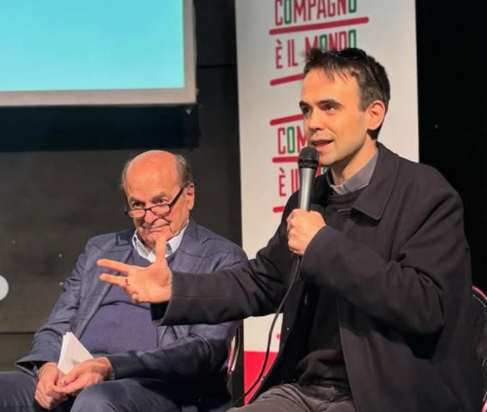 Pierluigi Bersani e don Mattia Ferrari (da Instagram: Compagno è il Mondo)