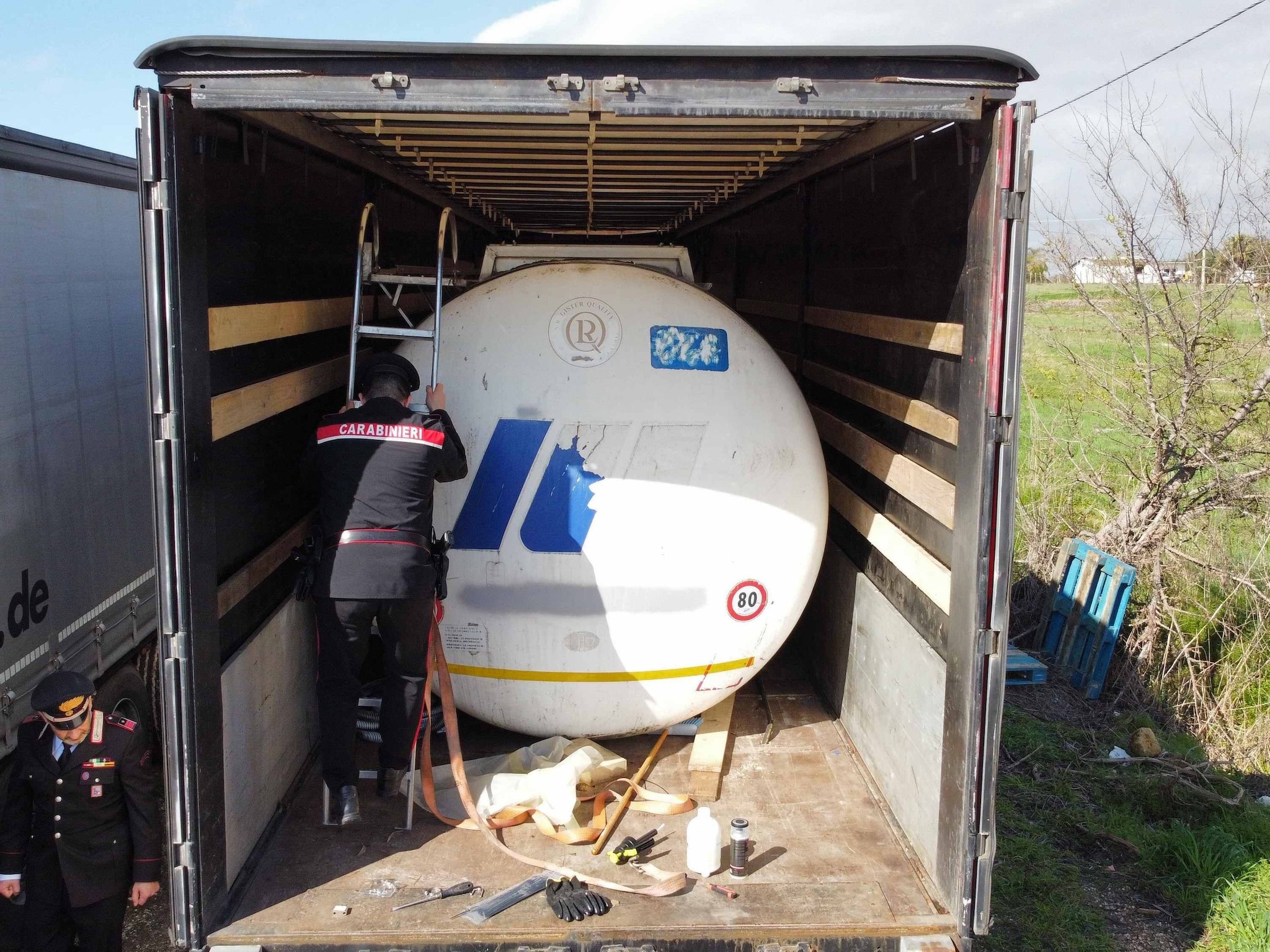 La cisterna nascosta in un rimorchio a Cerveteri (da carabinieri)