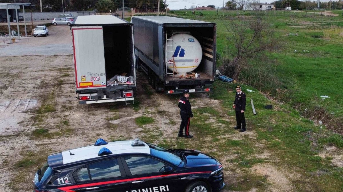 I carabinieri con la cisterna dei ladri di cherosene (da carabinieri)