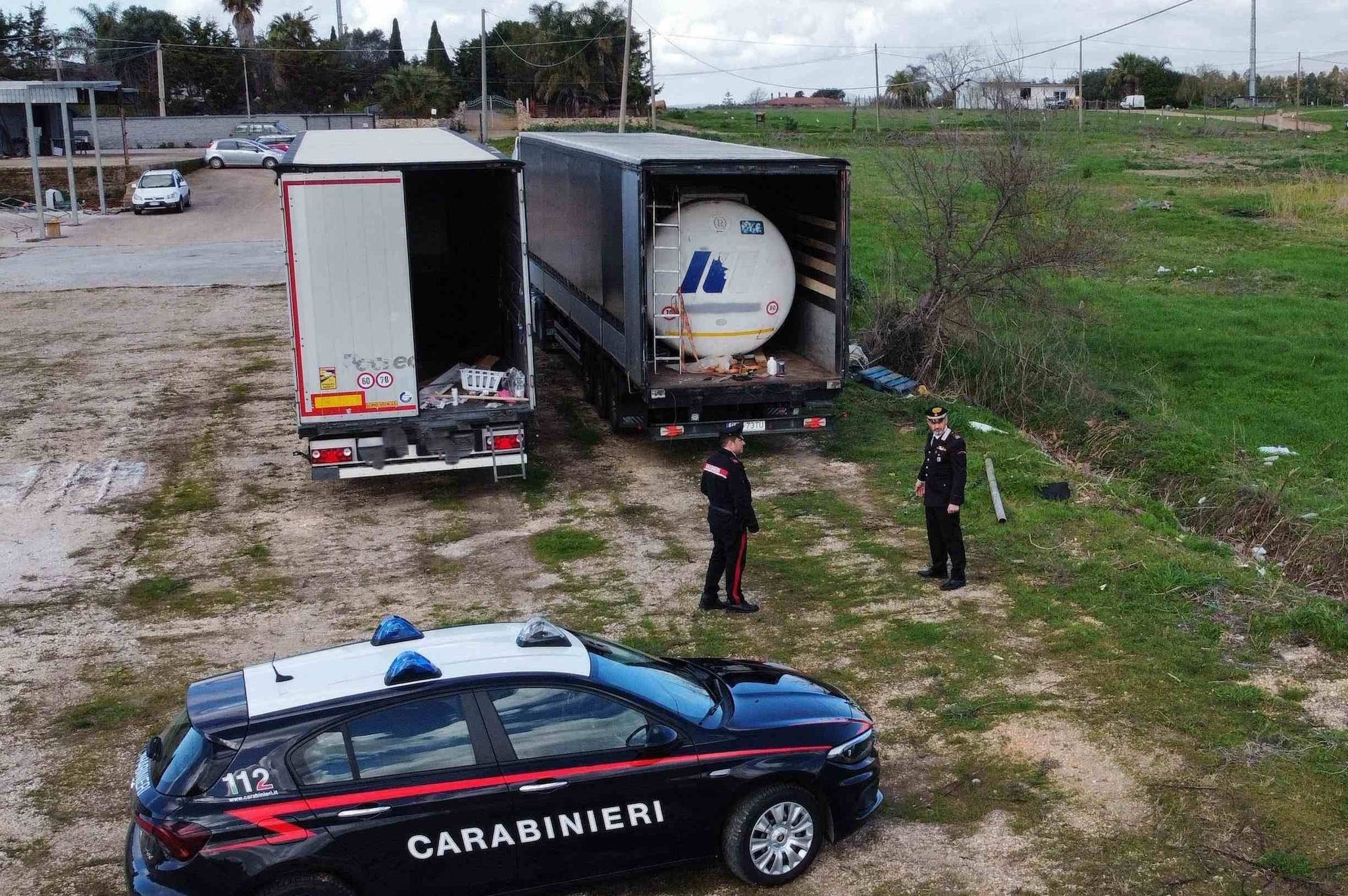 I carabinieri con la cisterna dei ladri di cherosene
