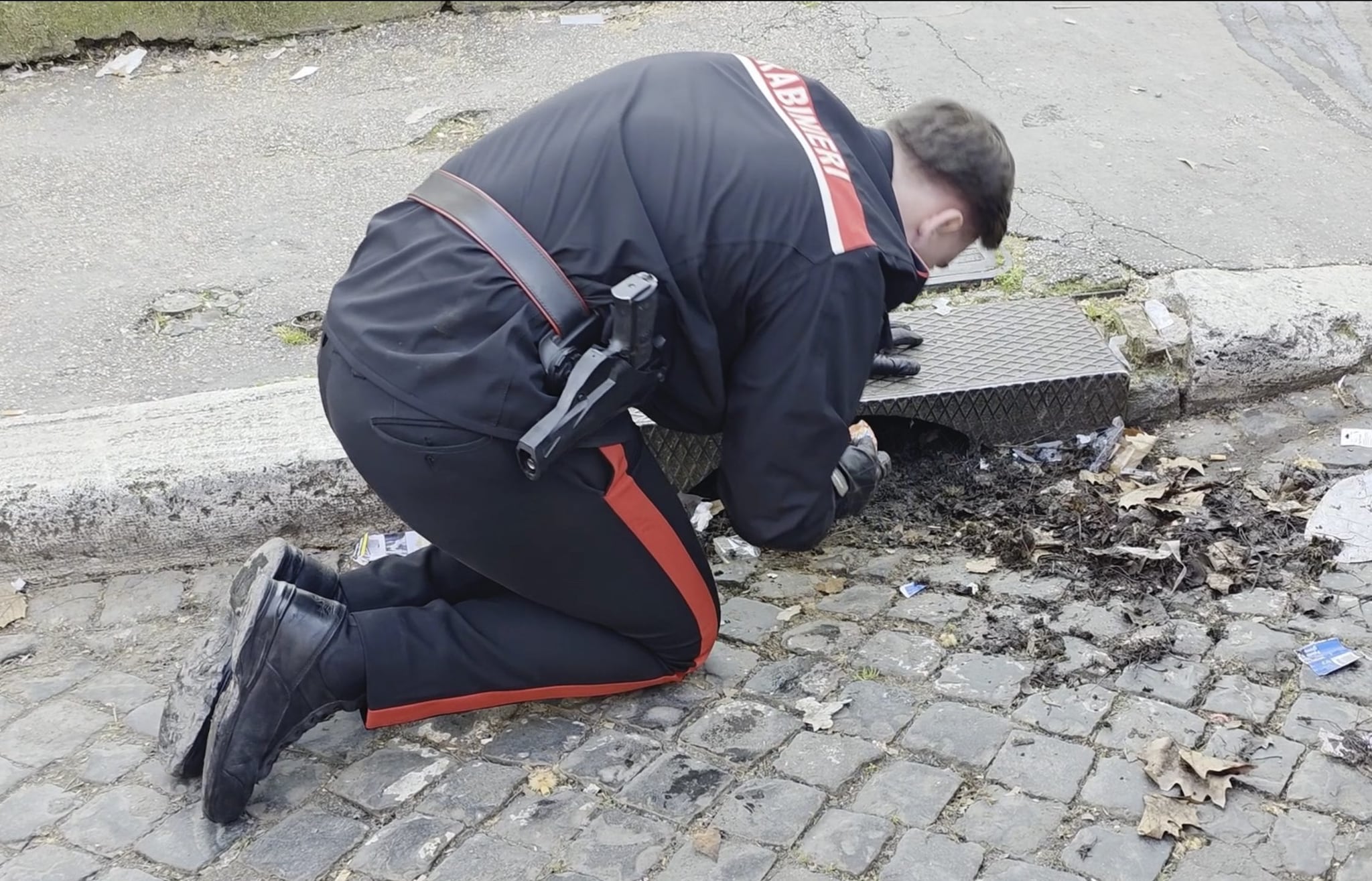 Una confezione con varie dosi di stupefacente trovata in un tombino