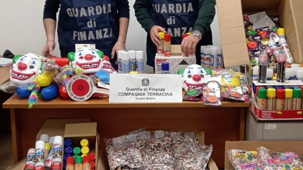 La guardia di finanza con la merce sequestrata