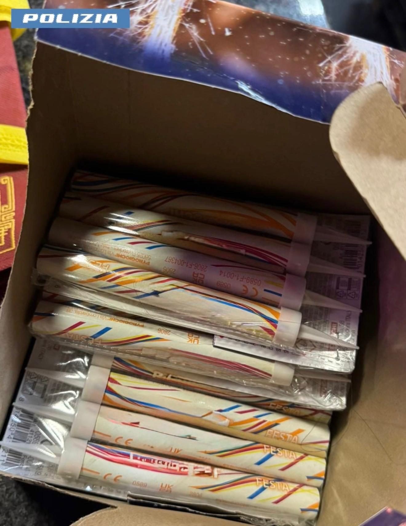 Candele pirotecniche trovate dietro al bancone del bar (foto da polizia)