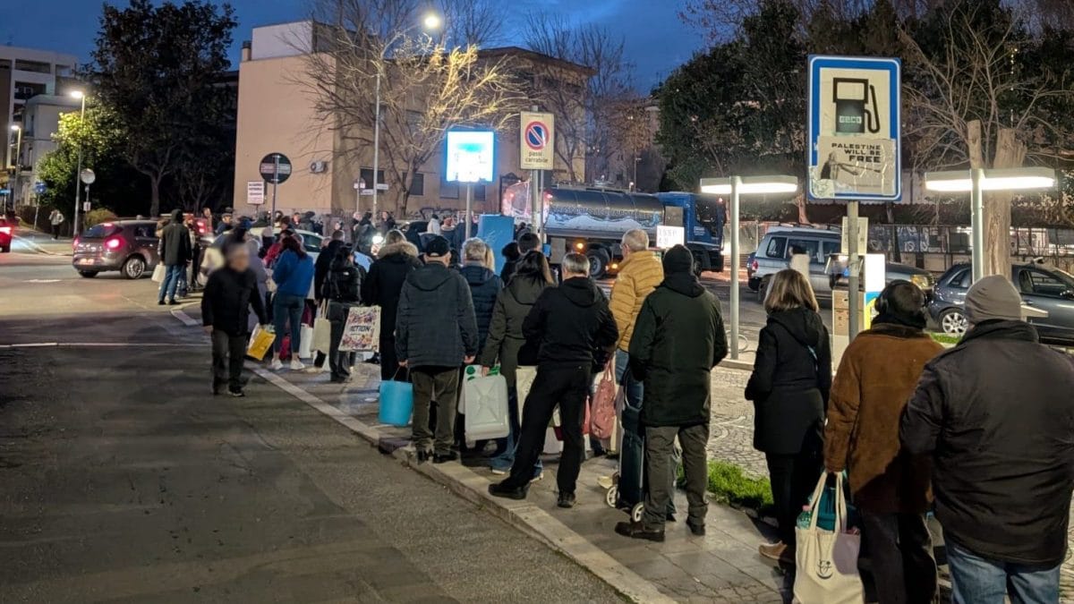 La coda all’autobotte di via dei Condottieri, foto di Fanpage.it.