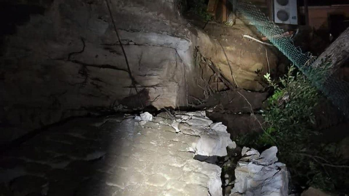 Parte del costone crollato su una palazzina a Formello