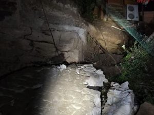 Muro di contenimento crolla su una casa: una persona travolta e uccisa dai detriti