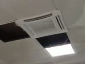 Tubatura si rompe al Sant’Andrea e crolla il controsoffitto: Psichiatria invasa da acqua bollente