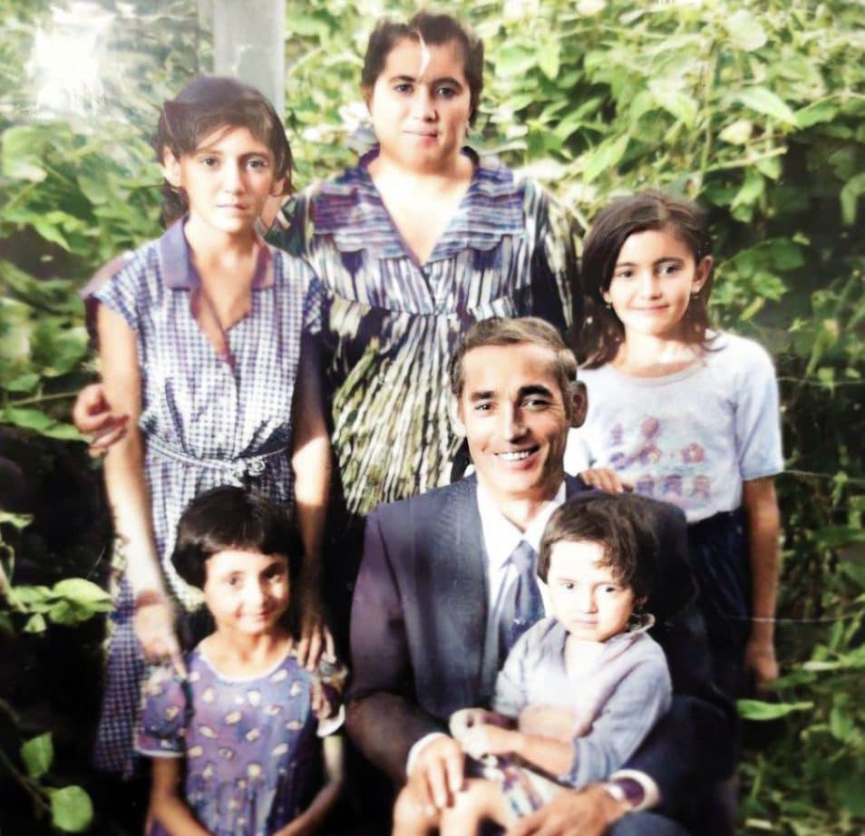 Il papà di Irina con la seconda moglie e le loro quattro figlie, fra cui la madre di Lola.