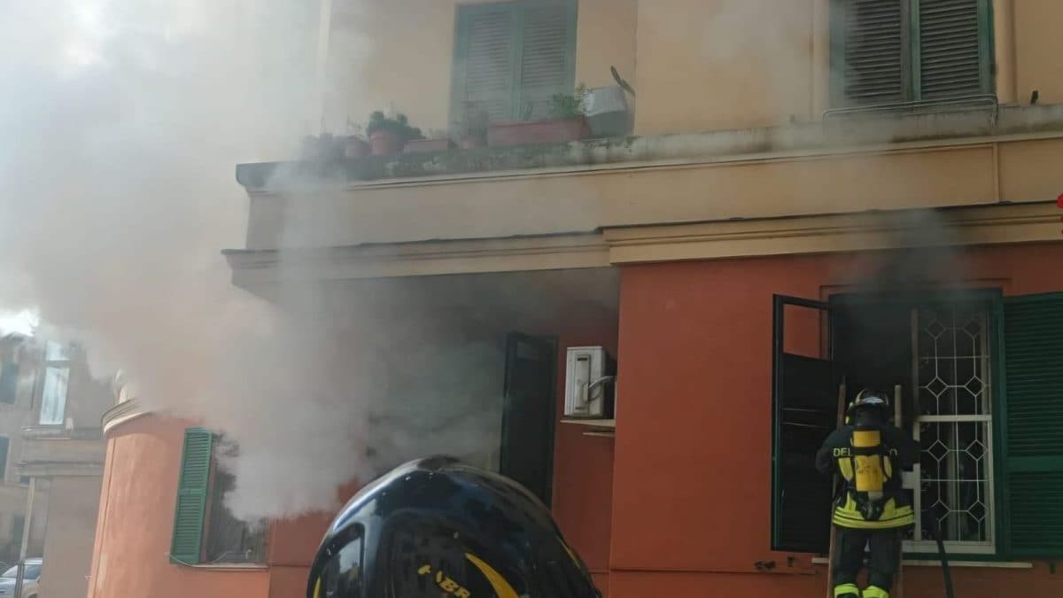 I vigili del fuoco sul posto in via De Nobili