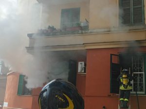 Incendio a Garbatella: evacuate 20 persone per fumo, allarme sulla sicurezza urbana