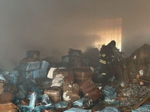 Incendio devasta magazzino da 600 mq a Tor Sapienza, Roma: interrogativi sulla sicurezza periferica.