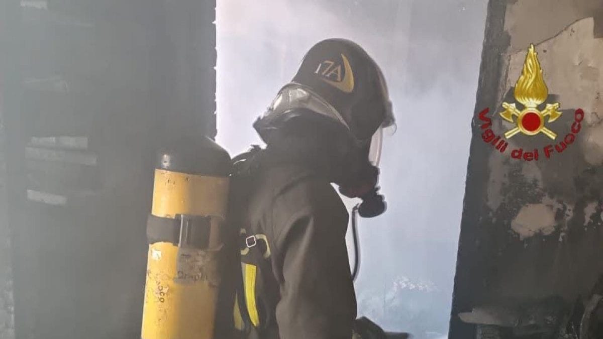 I vigili del fuoco intervengono in un appartamento (Immagine di repertorio)