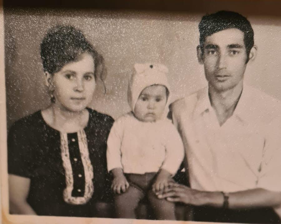 I genitori di Irina, con lei da piccola.