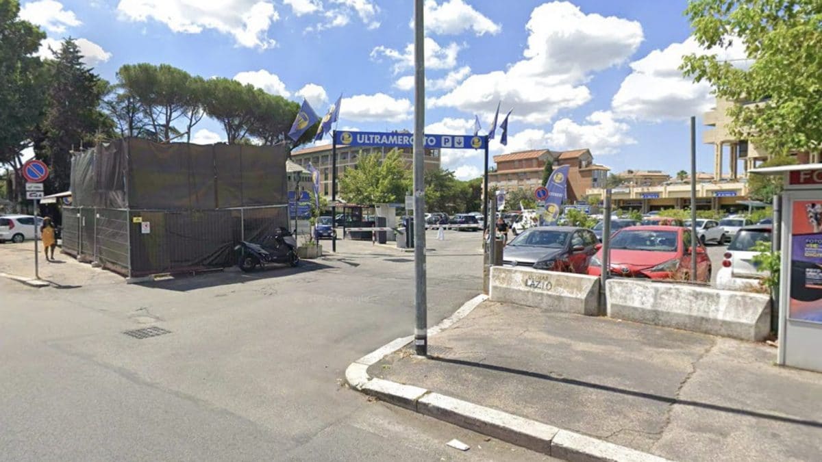 L’ingresso del supermercato davanti al quale si è consumato l’omicidio.