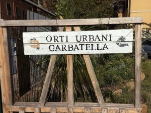 Raid vandalico al coro di “Duce, duce” agli Orti Urbani di Garbatella: devastata la casetta e l’attrezzatura