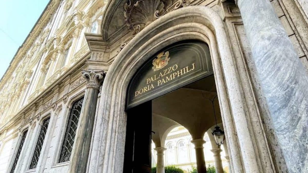 L’ingresso di Palazzo Doria Pamphilj su via del Corso (da Google Maps)
