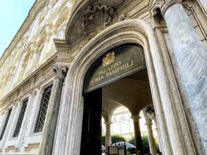 “Non diventerai vecchia, ti uccido prima io”, la principessa Doria Pamphilj minacciata dal compagno