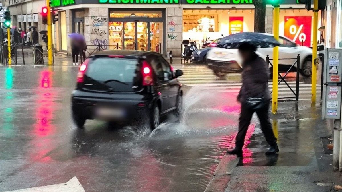 La pioggia a Marconi, poco distante dal sottopasso allagato.