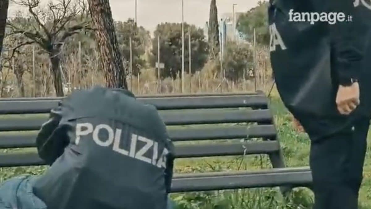 I poliziotti durante un sopralluogo nell’area verde in cui è avvenuto il pestaggio