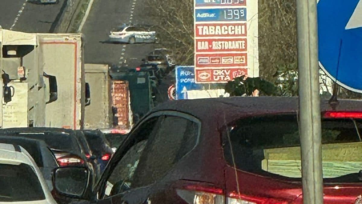 Il traffico sulla Ss 148 Pontina bloccata (foto da Facebook)