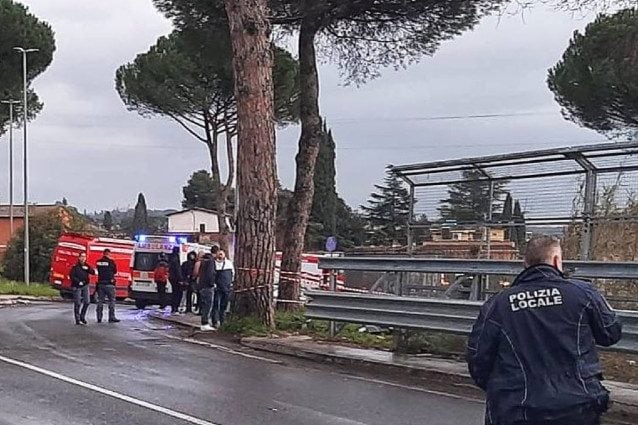 I soccorritori cercano l’auto di Alessandro Giannetti nel fiume (Foto dal gruppo Facebook "Sei di Tivoli se…"