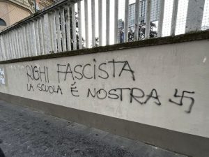 Il liceo Righi riapre dopo il rai fascista, ma gli studenti protestano: “Tutto sporco, non si respira”