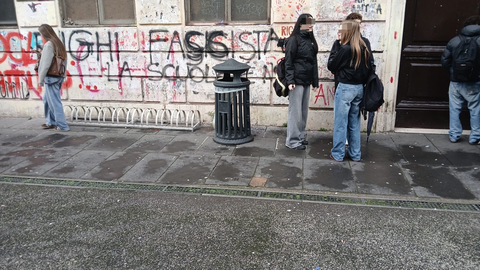 "Righi fascista, la scuola è nostra", un’altra scritta fascista all’ingresso del liceo di Roma.