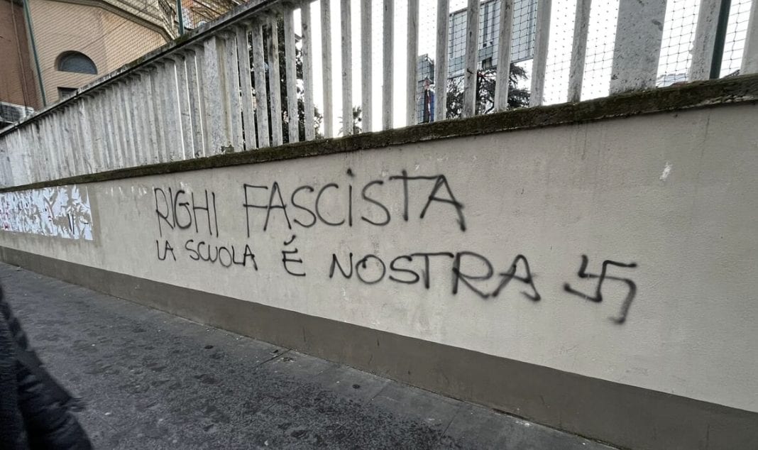 La scritta sul muro del liceo apparsa questa mattina.