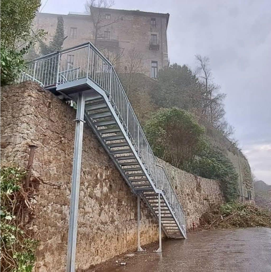 I lavori conclusi e la nuova scala installata per rendere nuovamente percorribile la strada pedonale (Foto di Daniele Torquati)