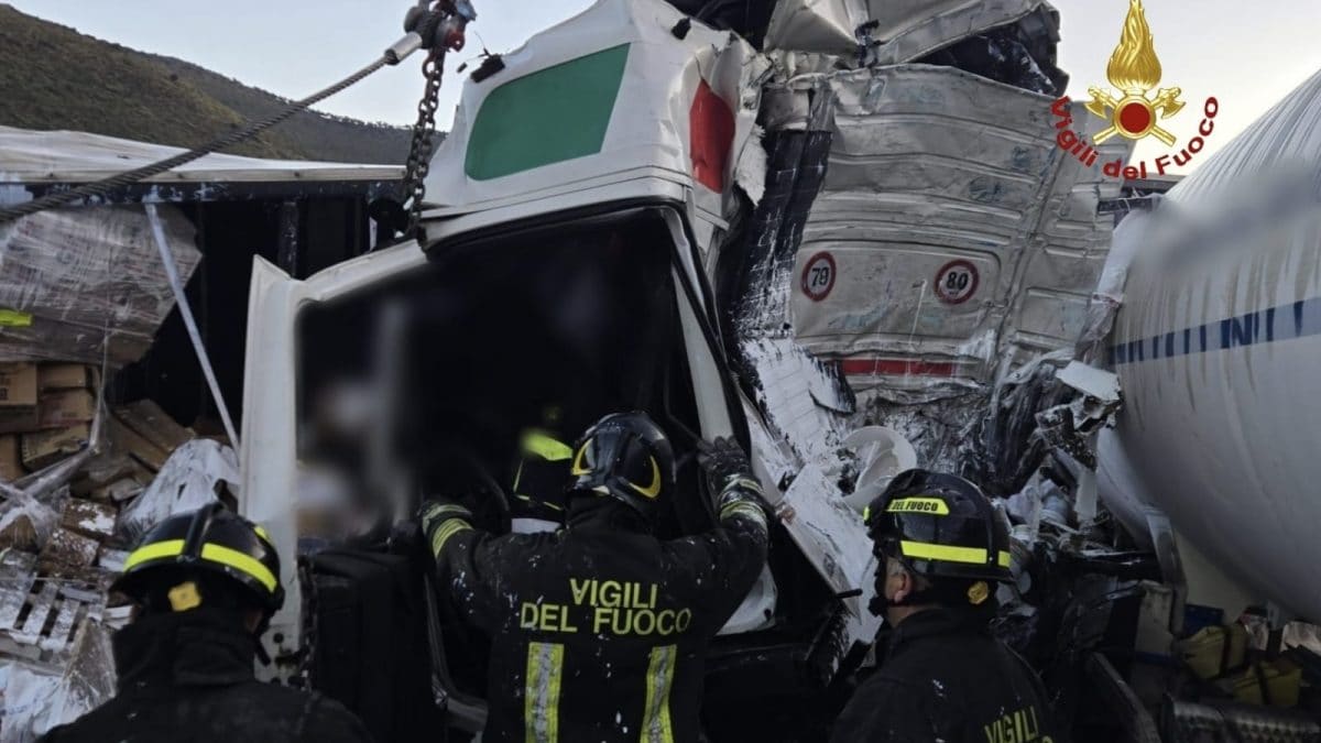 Lo schianto fra i due tir.