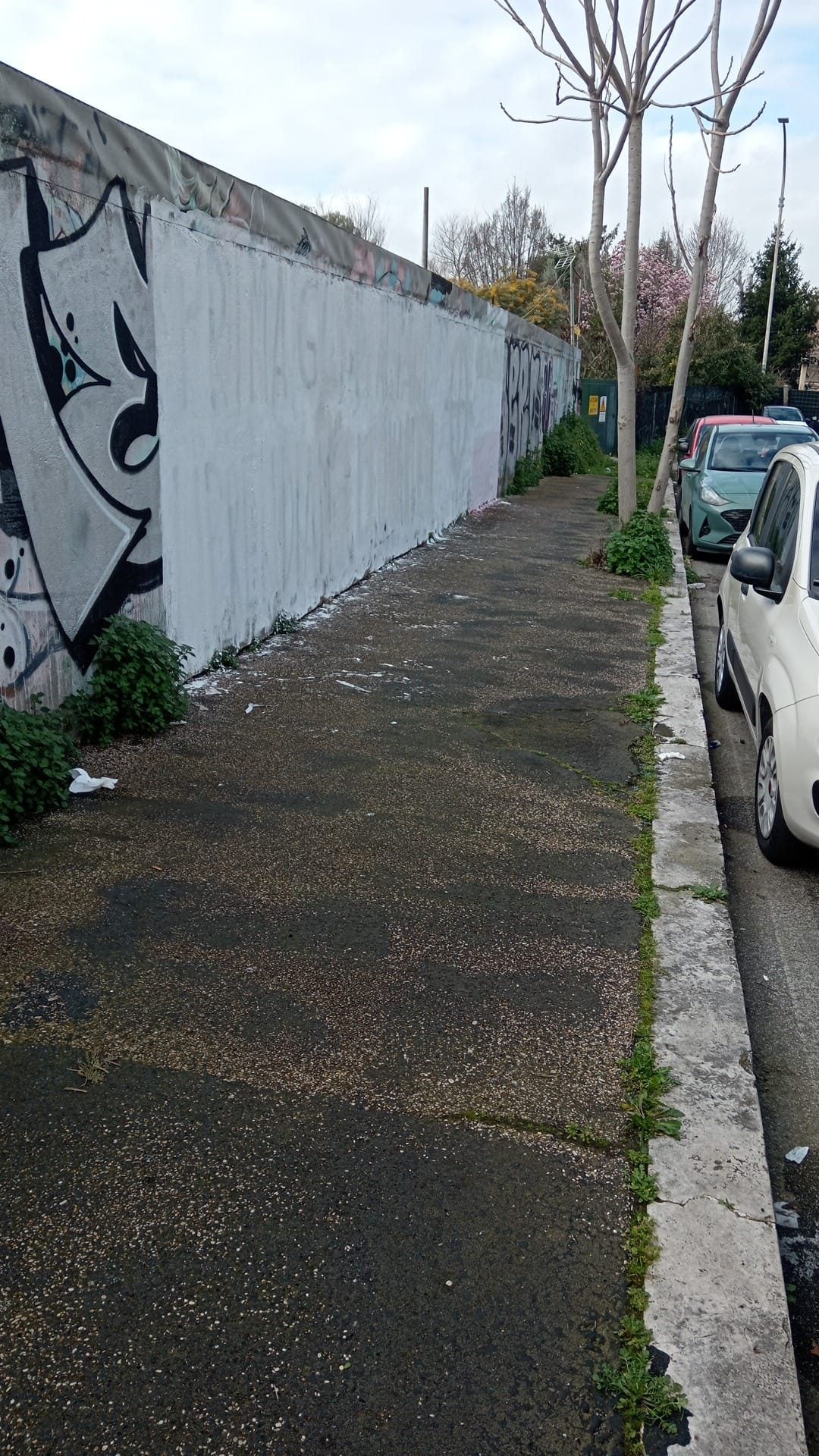 Il muro del parco Sangalli con la scritta cancellata