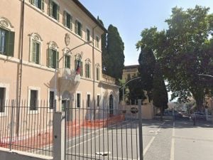 Tenta di rapire una bimba all’uscita di scuola: “Mi mandano mamma e papà”. Fermata dalle maestre