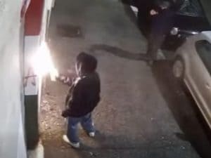 Tra ironie politiche, vandalismo alla storica sede di Fratelli d’Italia: “Clima d’odio contro di noi” al centro del dibattito