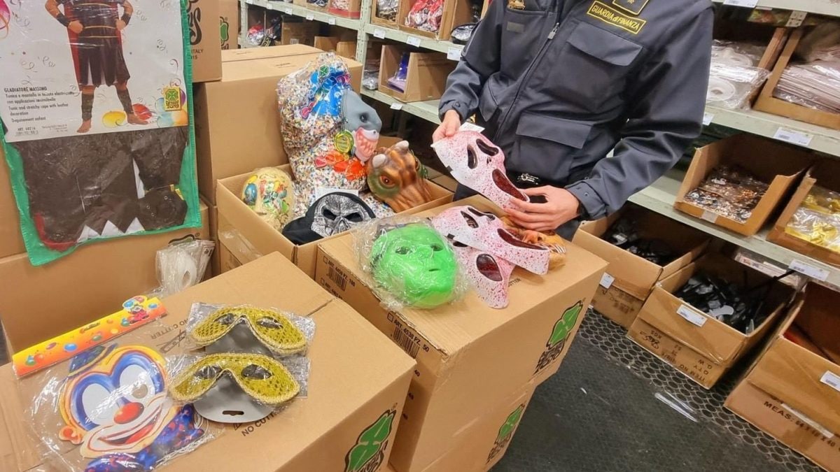 La guardia di finanza con alcuni prodotti sequestrati