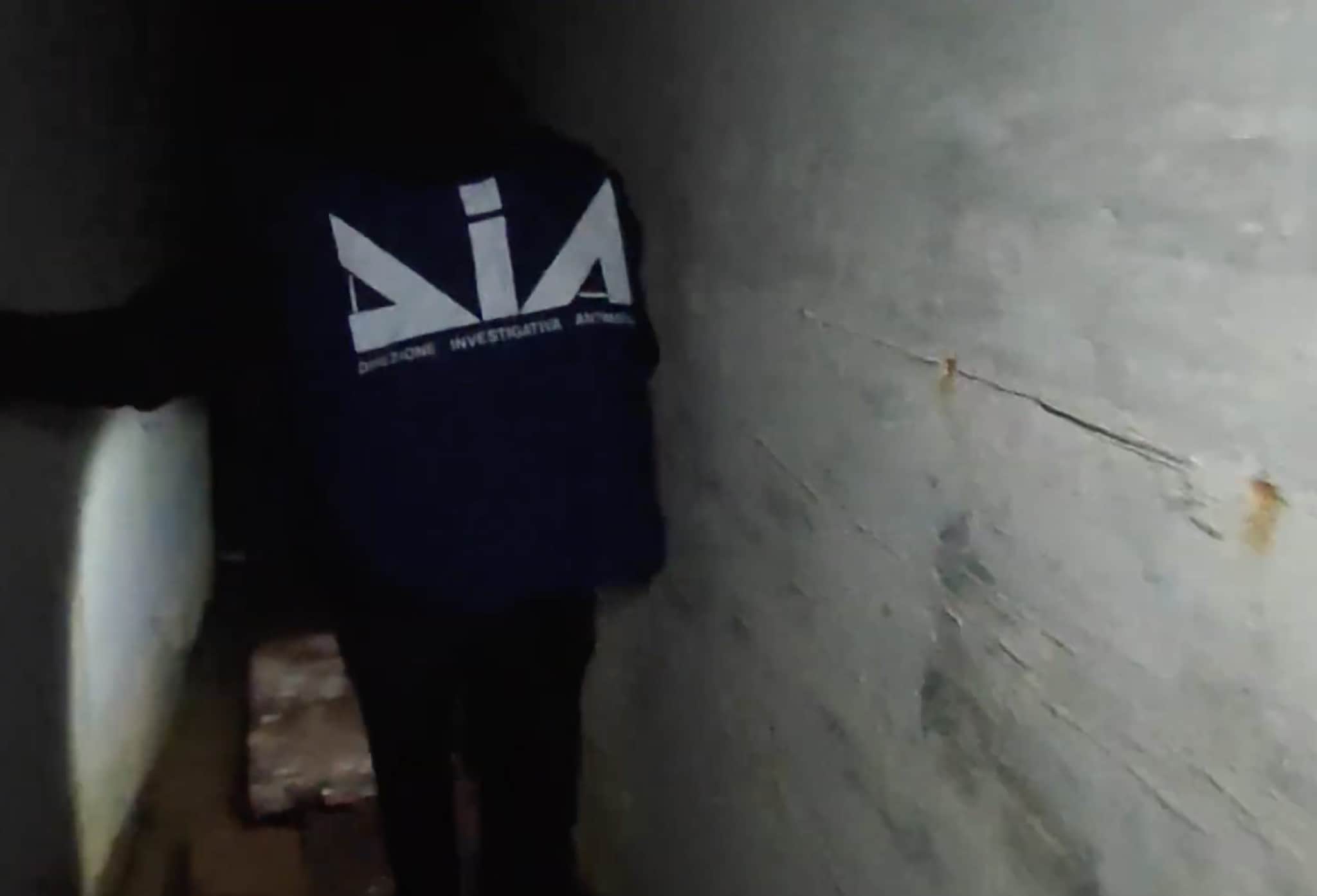 Gli agenti della Dia nel bunker segreto di Forniti (da Dia)