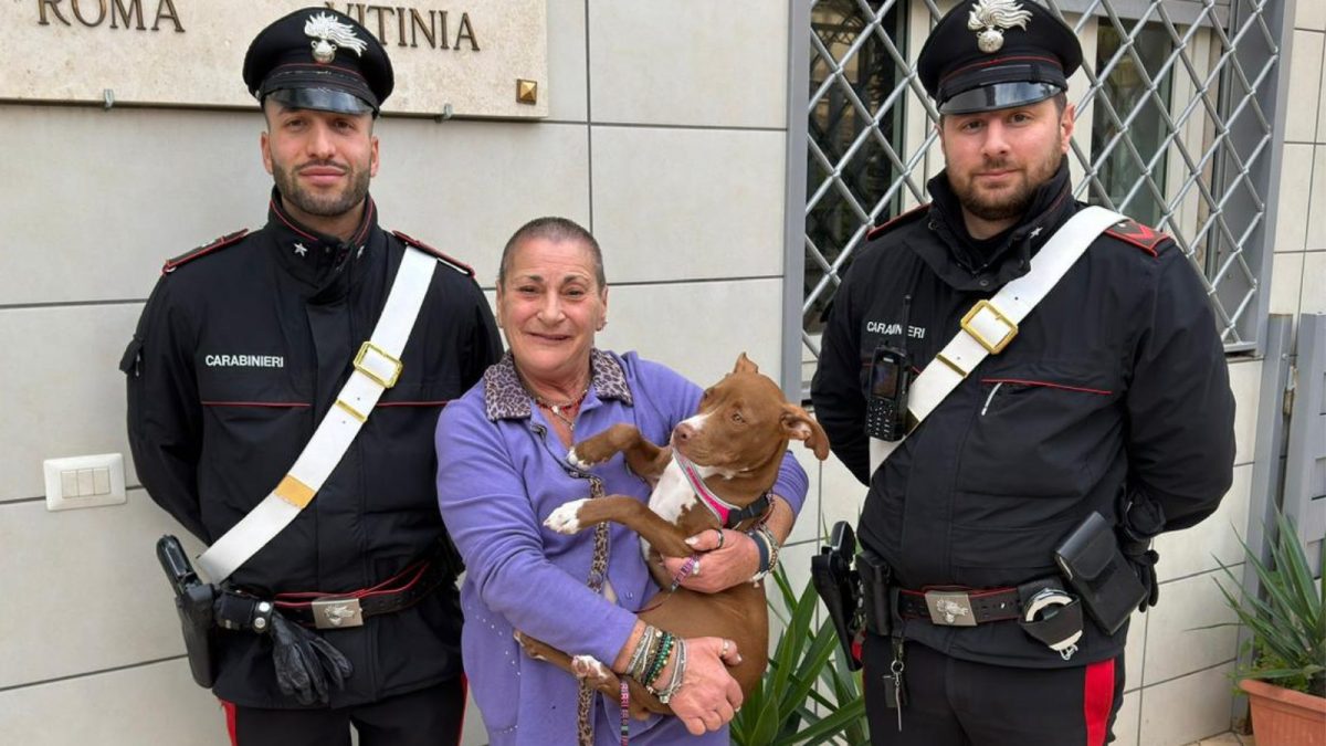 Shary, la sua proprietaria e i due carabinieri intervenuti nel salvataggio (da carabinieri)