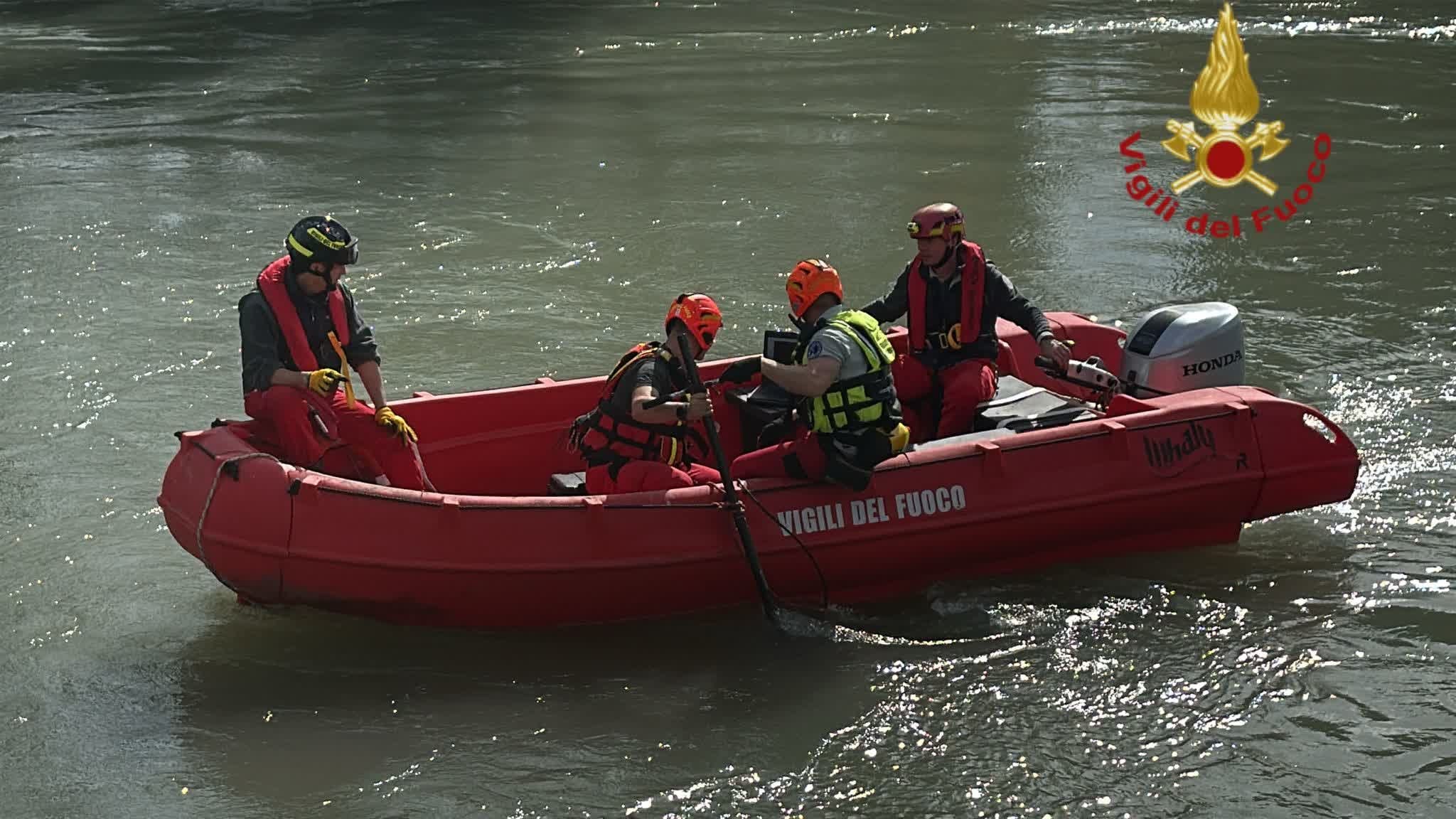 I sommozzatori pronti ad immergersi nell’Aniene